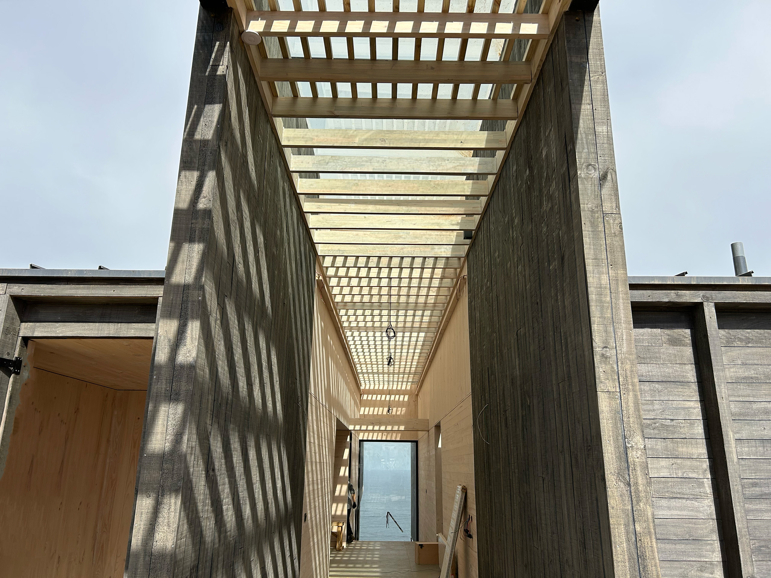 Viga de madera laminada con conector estructural metálico (2)