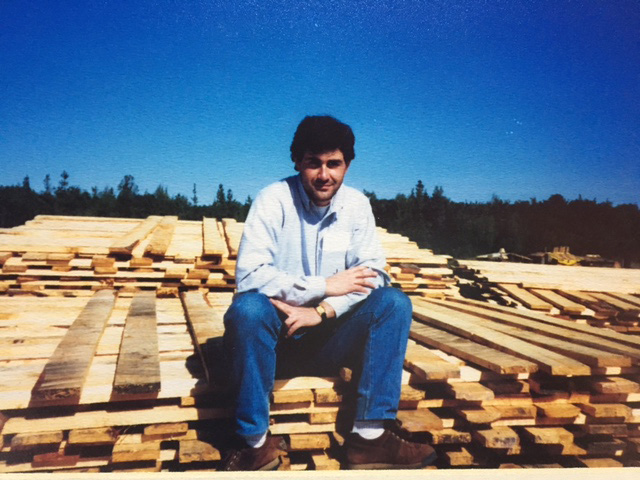 Antonio León sobre una pila de madera aserrada en los inicios de la empresa